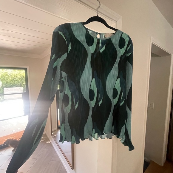 Never fully dressed cool print top. - Picture 2 of 5